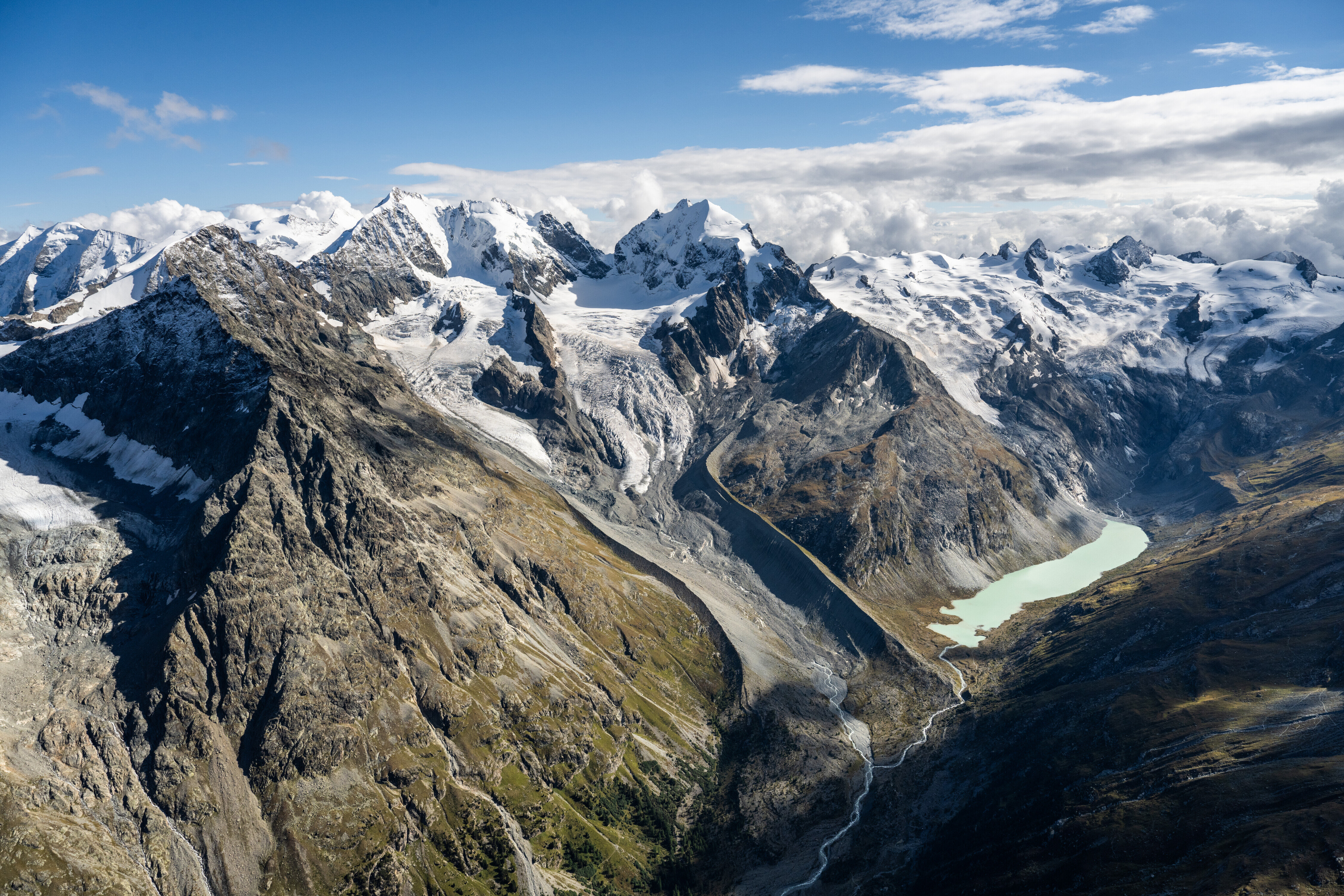 Luftaufnahme einer Gletscherlandschaft mit türkisem Gletschersee im Oberengadin