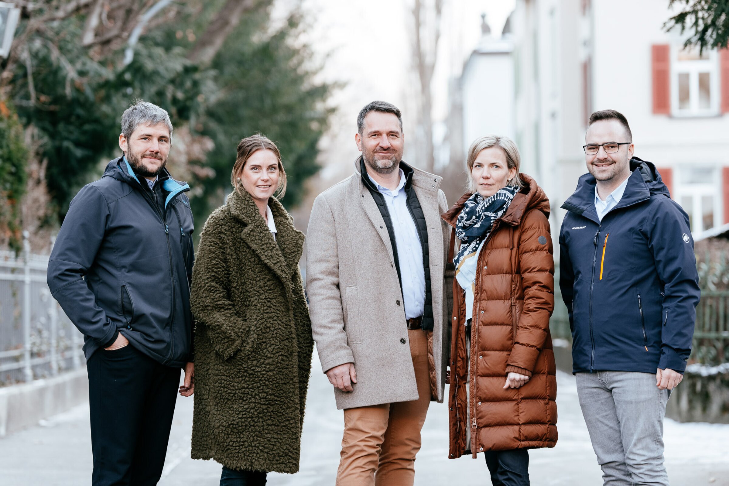 Teamfoto: fünf Mitarbeitende von en-ergia vor winterlicher Dorfkulisse.