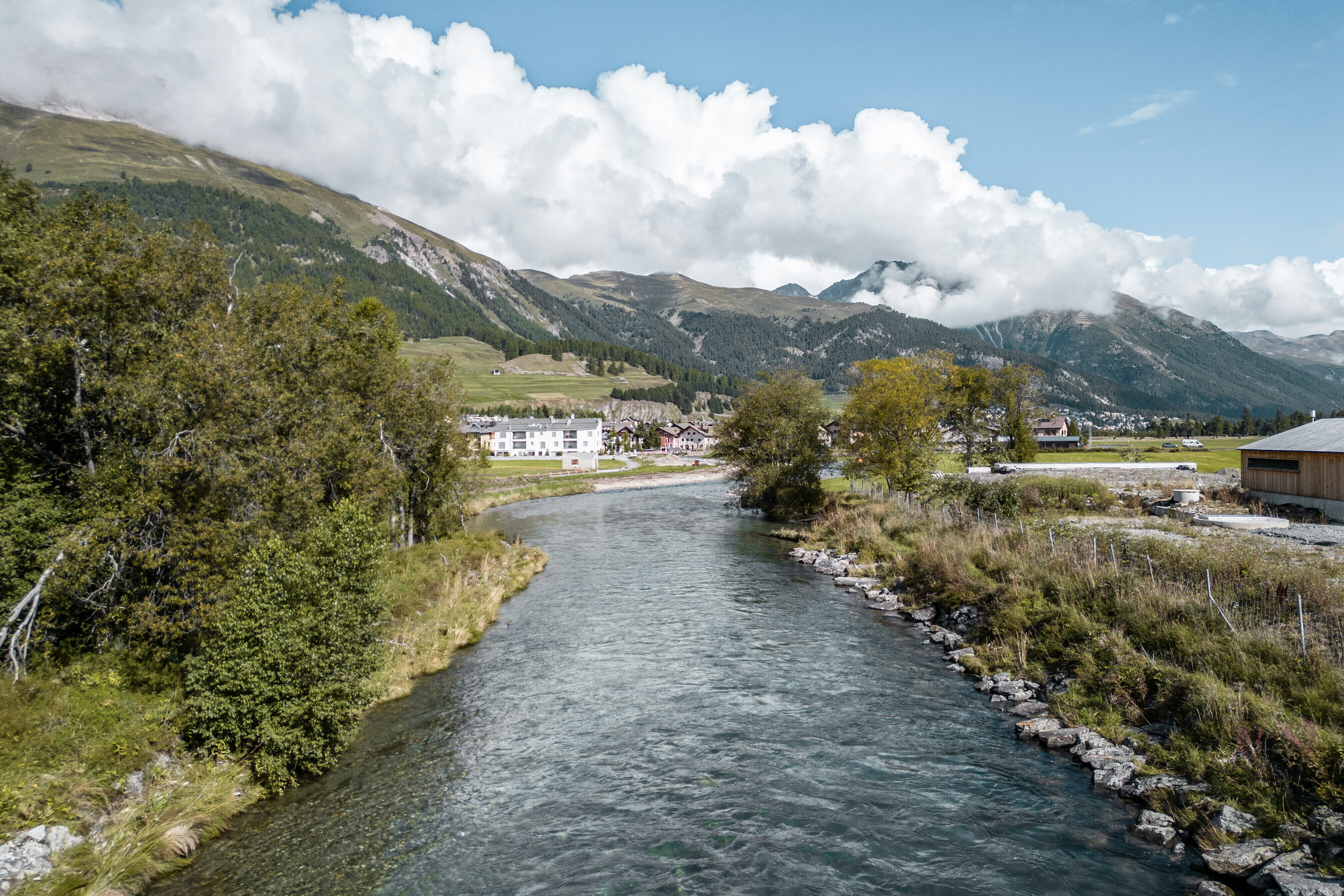 Revitalisierter Inn bei Celerina mit neu gestalteten Uferböschungen vor der Bergkulisse des Oberengadins
